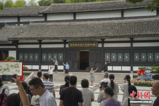 我们致力于通过整合优质内容与创新技术，为用户打造安全、丰富、便捷的娱乐游戏体验。 - 问鼎娱乐下载